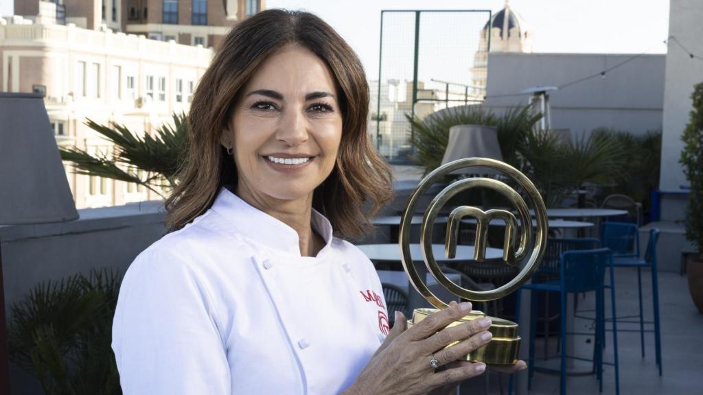 Mariló Montero, alzando el trofeo de ganador de 'MasterChef Celebrity'.