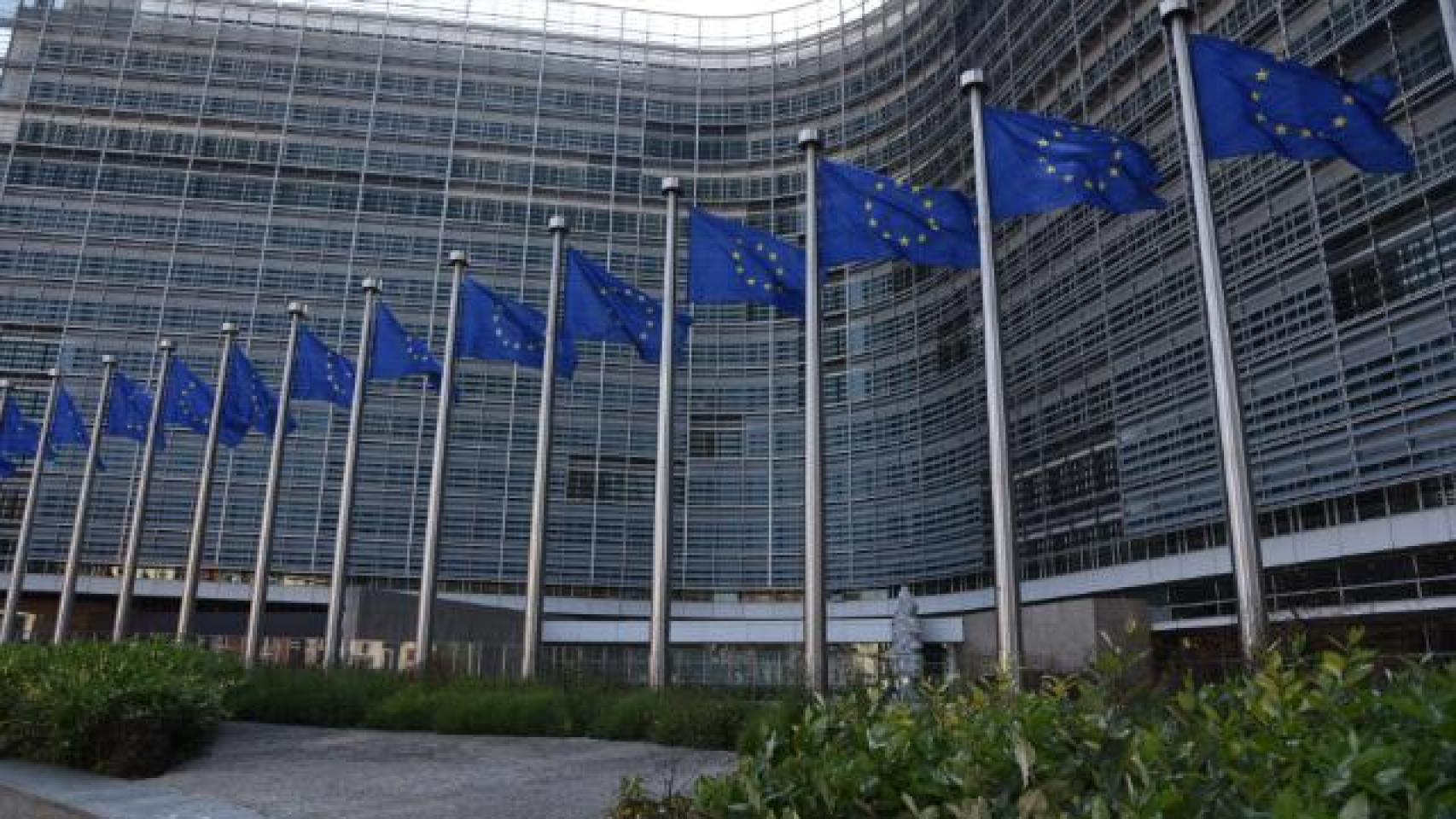 Bruselas plantea una moratoria de 18 meses en la aplicación de la ley de IA y relajar las normas de protección de datos.