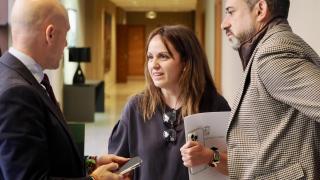 El viceportavoz de Vox, Carlos Menéndez, la portavoz del Grupo Socialista, Patricia Gómez Urbán, y el portavoz de Vox, David Hierro, antes de una Junta de Portavoces de las Cortes de Castilla y León