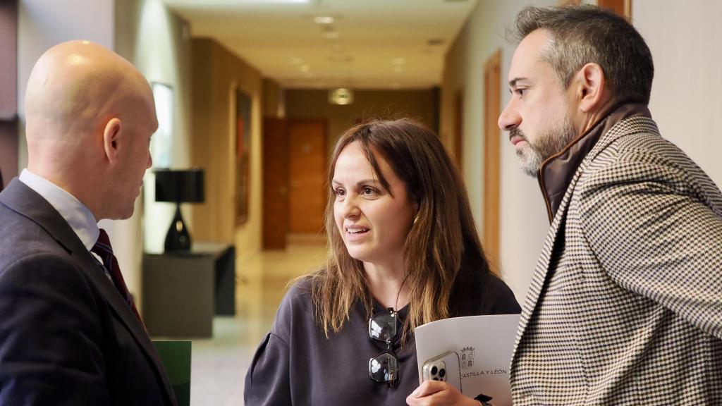 El viceportavoz de Vox, Carlos Menéndez, la portavoz del Grupo Socialista, Patricia Gómez Urbán, y el portavoz de Vox, David Hierro, antes de una Junta de Portavoces de las Cortes de Castilla y León