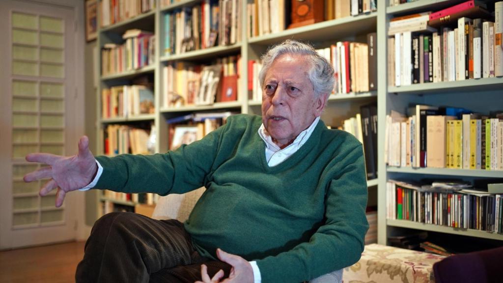 El periodista Miguel Ángel Aguilar en su casa de Madrid, durante la entrevista con EL ESPAÑOL.