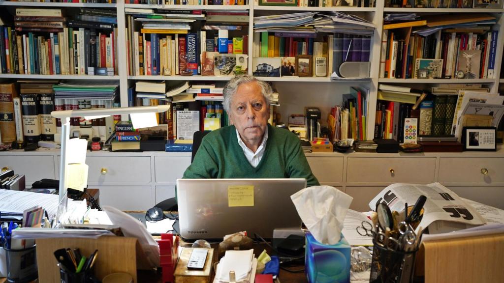 El periodista Miguel Ángel Aguilar en su casa de Madrid, durante la entrevista con EL ESPAÑOL.