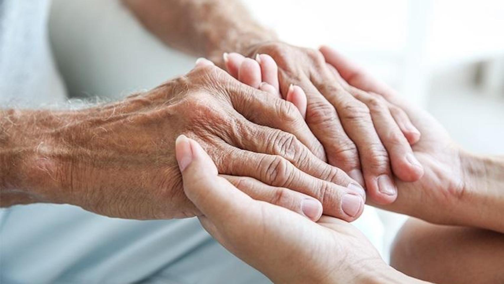 Imagen de recurso de las manos de personas mayores.