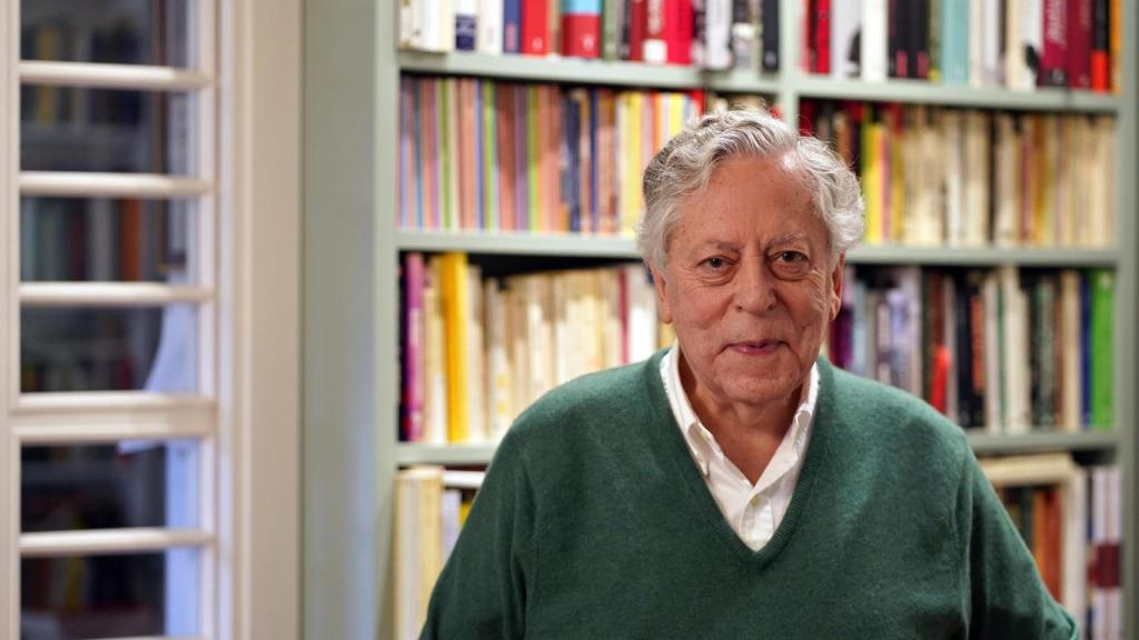 El periodista Miguel Ángel Aguilar en su casa de Madrid, durante la entrevista con EL ESPAÑOL.