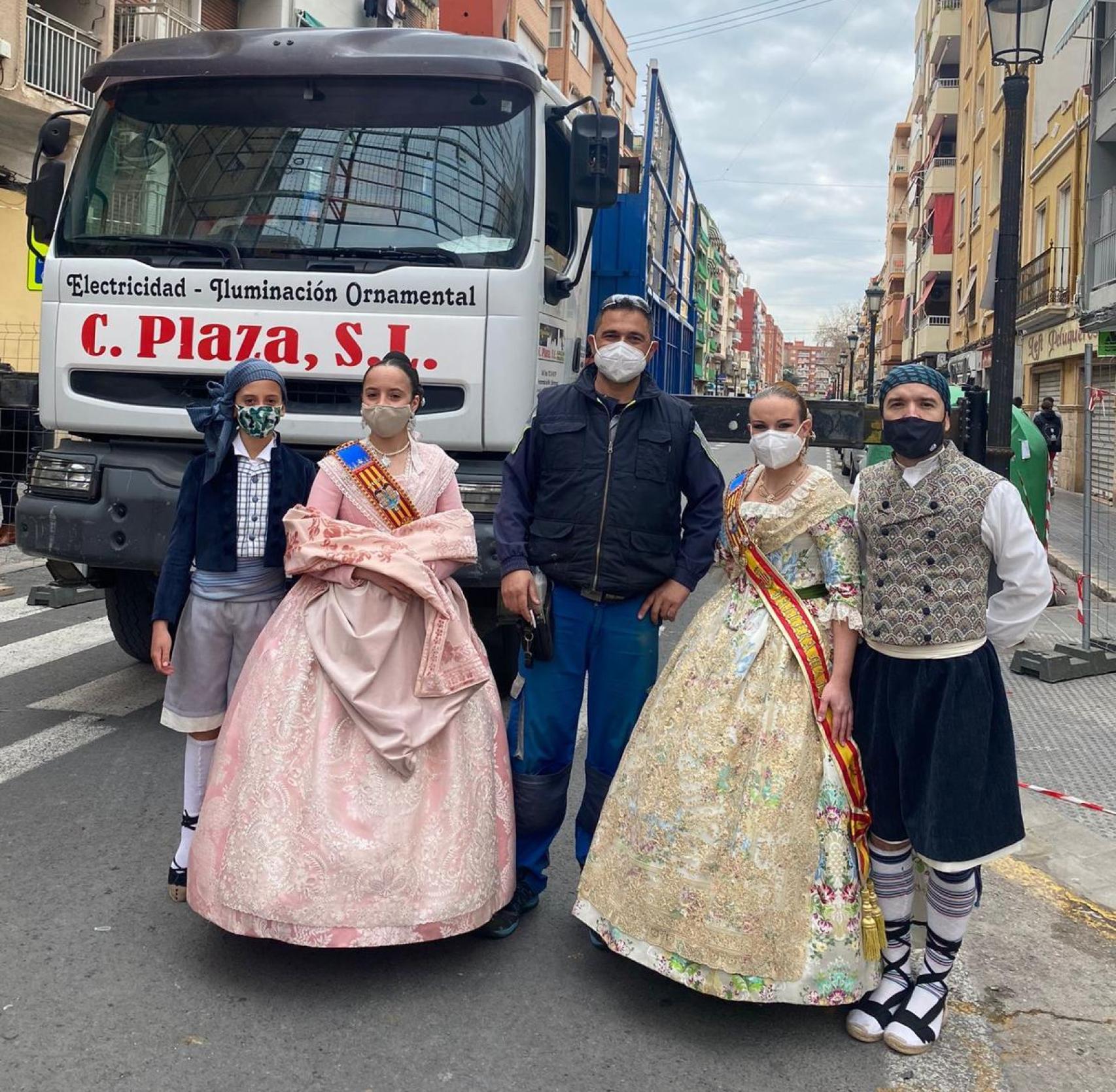 Operarios de C. Plaza durante el montaje en las Fallas de Valencia en 2021