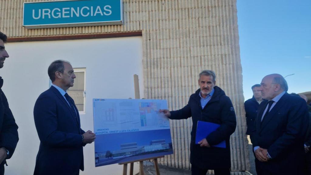 El consejero de Sanidad junto con responsables del sector de Calatayud, representantes institucionales y sociales, en la zona donde se van a ampliar las Urgencias del Hospital de Calatayud