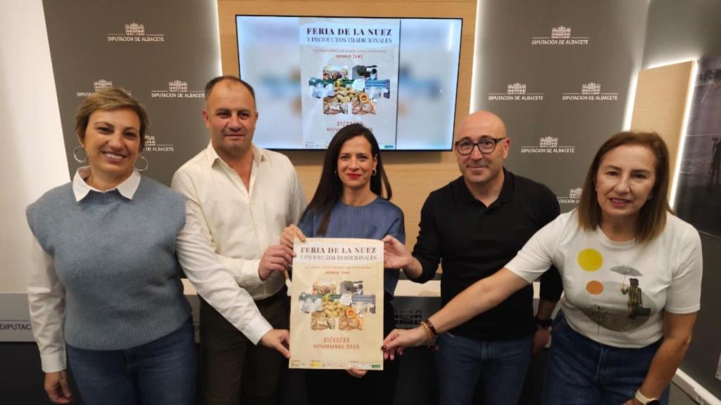 El alcalde de Nerpio (segundo por la izquierda) durante la presentación de la Feria.