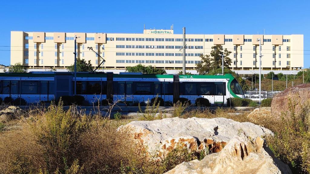 Paso del Metro de Málaga frente al Hospital Clínico.
