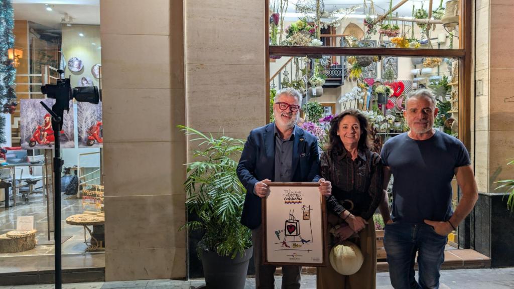 Vicente Armengol, Asun Córcoles y Pepe Presencia, este lunes en el centro de Alicante.