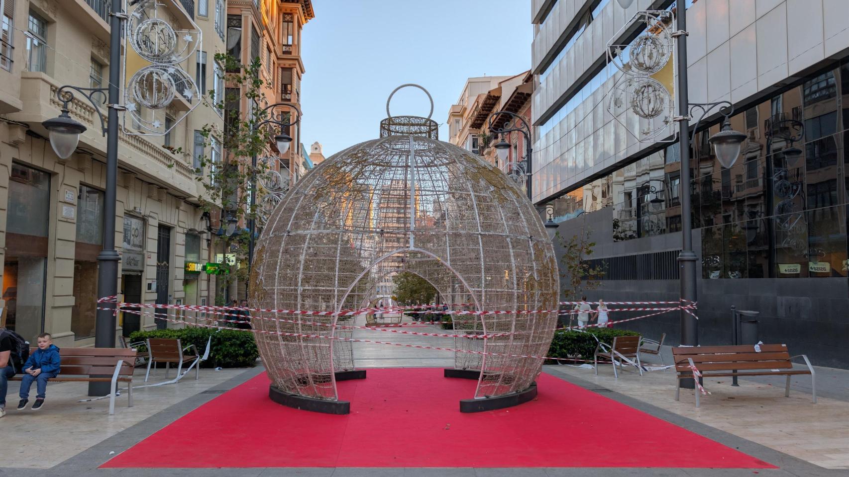 La bola de Navidad en la Avenida de la Constitución.