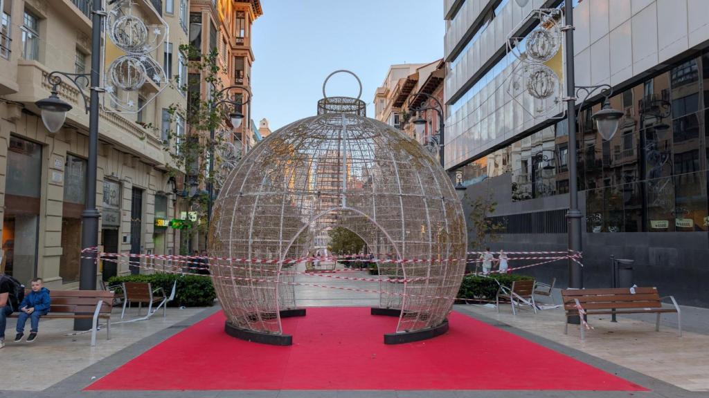 La bola de Navidad en la Avenida de la Constitución.