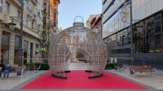 La bola de Navidad en la Avenida de la Constitución.
