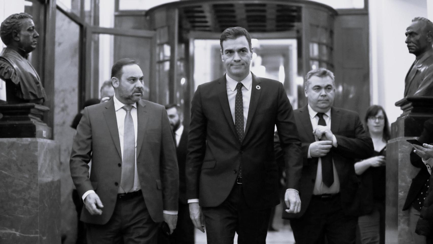 José Luis Ábalos y Santos Cerdán antes de entrar en prisión, en los pasillos del Congreso, junto a Pedro Sánchez.