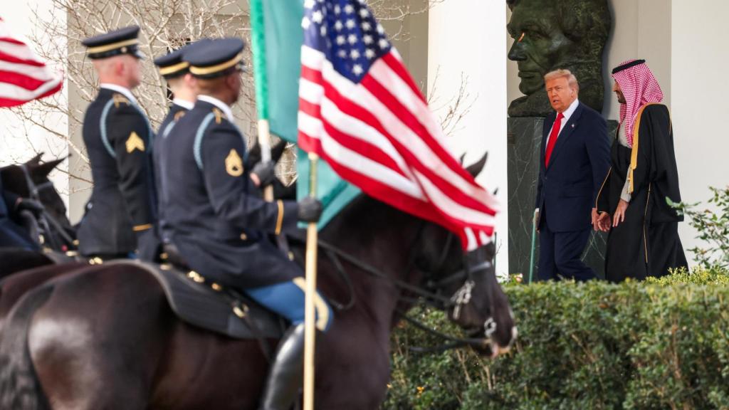 El presidente estadounidense Donald Trump se reúne con el príncipe heredero saudí Mohammed bin Salman en la Casa Blanca en Washington.