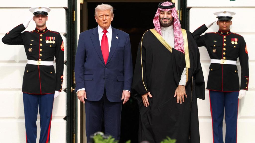 El presidente estadounidense Donald Trump se reúne con el príncipe heredero saudí Mohammed bin Salman en la Casa Blanca en Washington.