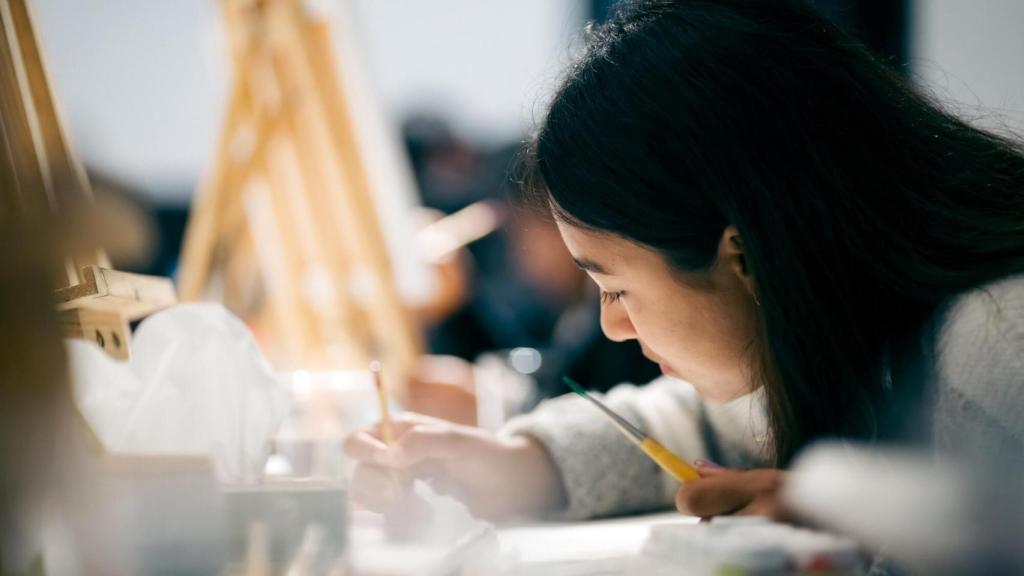 Una joven realizando una tarea.