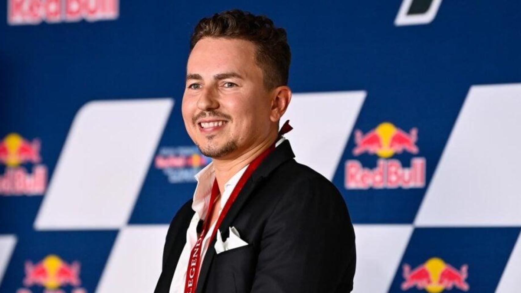 Jorge Lorenzo, ante los medios de comunicación en un evento.