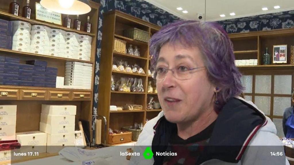 Una de las clientas que no va a privarse del turrón estas navidades.