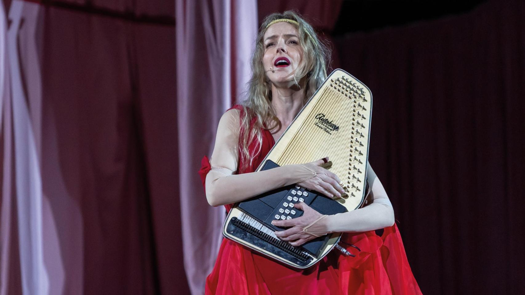 Escena de la obra teatral 'Safo', con Christina Rosenvinge. Foto: Jero Morales/Festival de Mérida