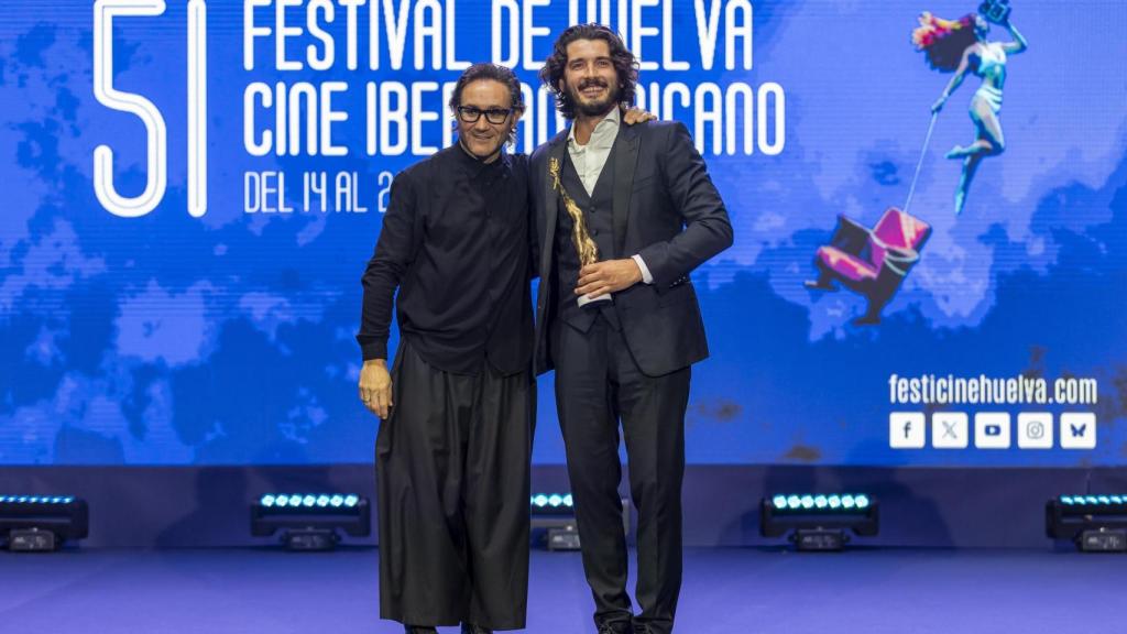 Yon González (derecha) recibió el Premio Luz de la mano de Carlos Santos