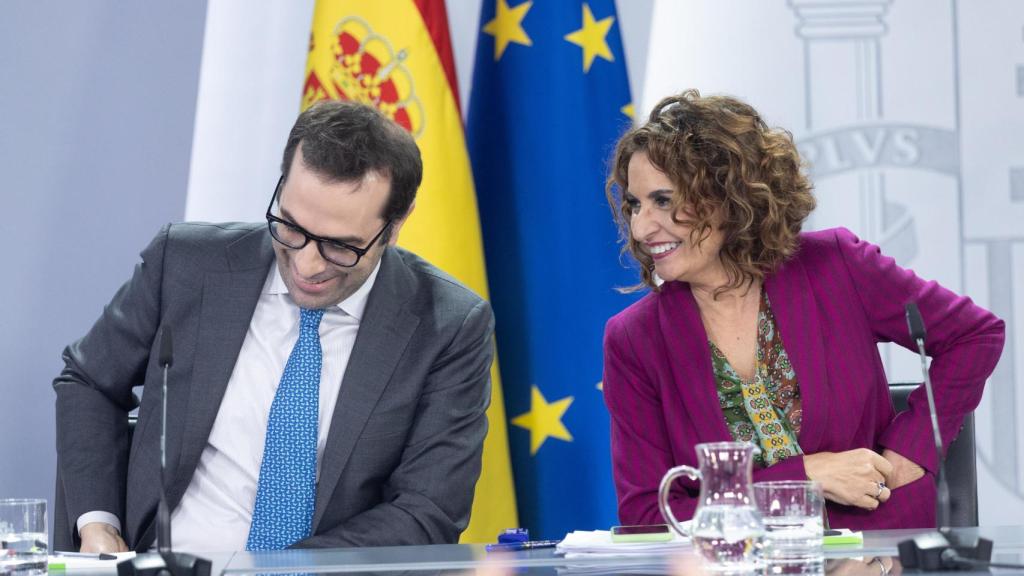 La vicepresidenta primera del Gobierno, María Jesús Montero, y el ministro de Economía, Carlos Cuerpo.