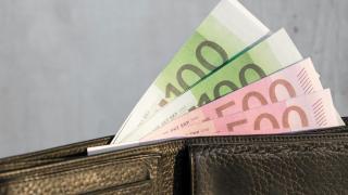 Una cartera de bolsillo con billetes de 100 y 500 euros.