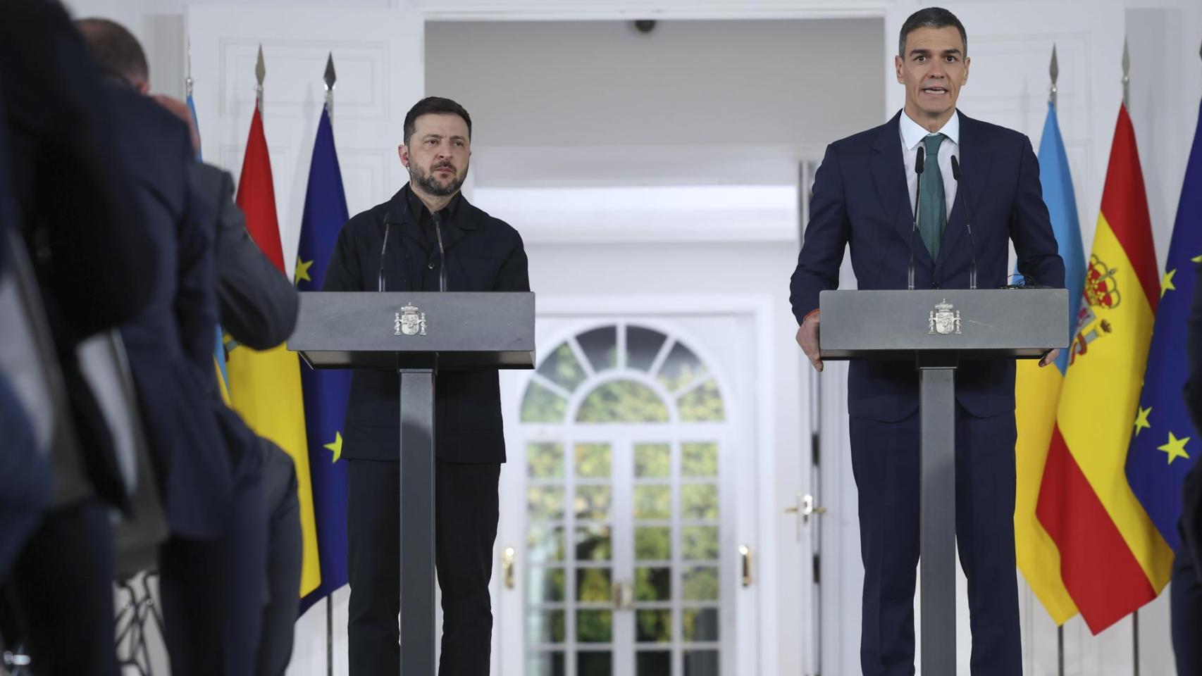 El presidente del Gobierno, Pedro Sánchez (d), se reúne con el presidente de Ucrania, Volodímir Zelenski, en el Palacio de la Moncloa.