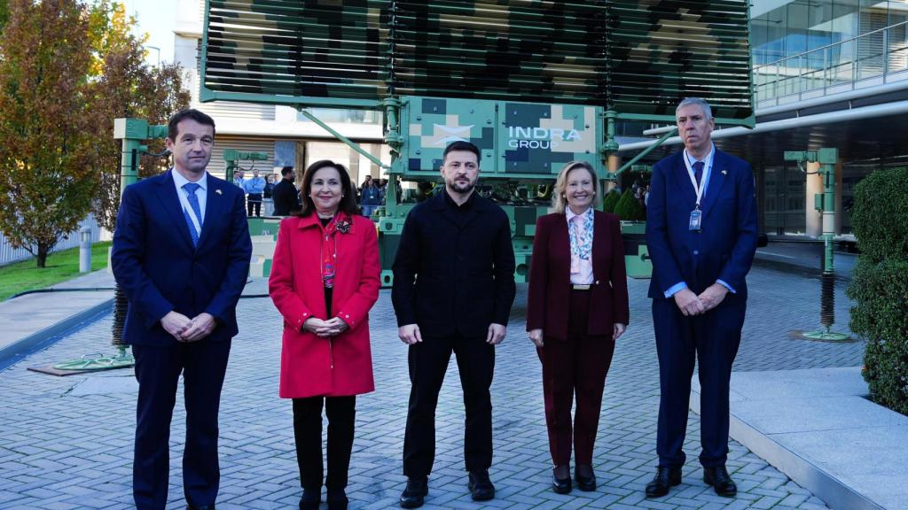 Zelenski durante su visita a la sede de Indra, en Madrid