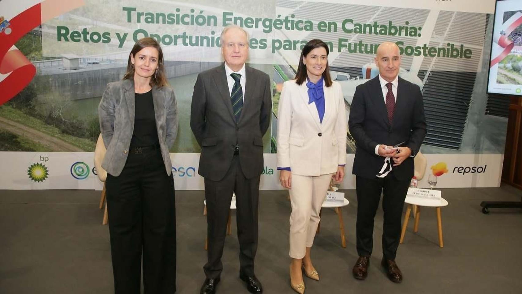 La coordinadora de la Secretaría Técnica del Club Español de la Energía, Ana Padilla; el consejero de Industria, Eduardo Arasti; la alcaldesa de Santander, Gema Igual; y el director de Operaciones de Repsol, Enrique Pedrosa