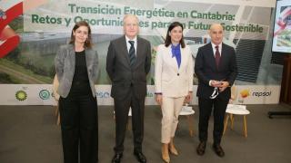 La coordinadora de la Secretaría Técnica del Club Español de la Energía, Ana Padilla; el consejero de Industria, Eduardo Arasti; la alcaldesa de Santander, Gema Igual; y el director de Operaciones de Repsol, Enrique Pedrosa