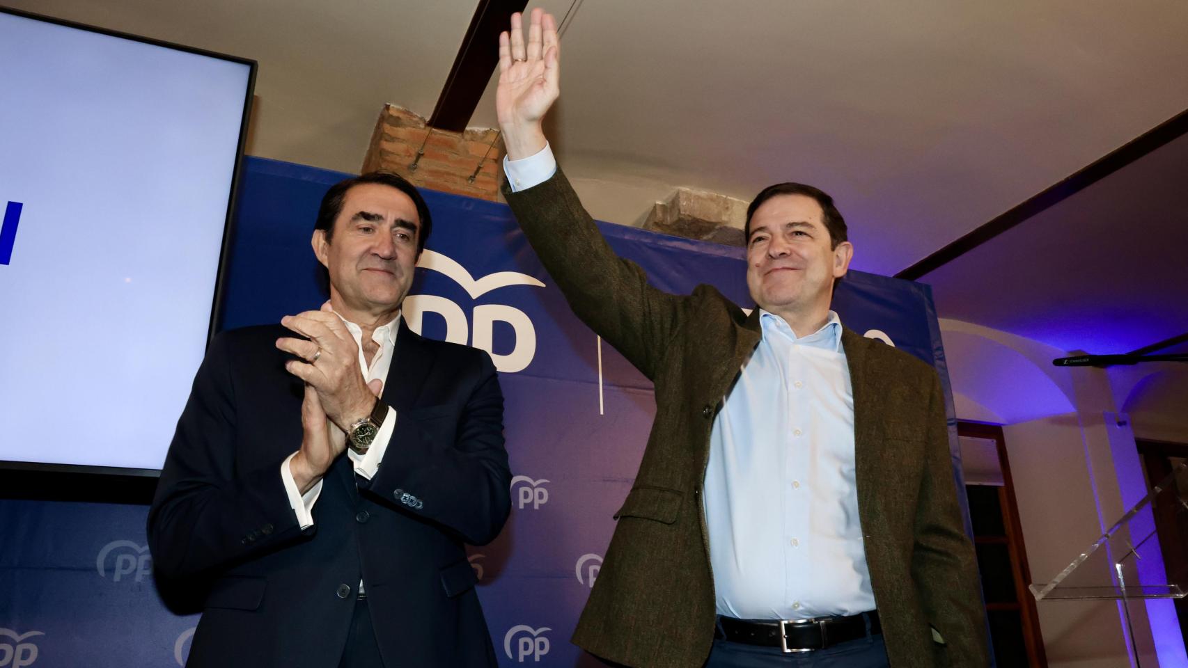 El presidente del PPCyL, Alfonso Fernández Mañueco clausura la Junta Directiva del Partido Popular de León, acompañado por el presidente de la gestora en la provincia, Juan Carlos Suárez Quiñones
