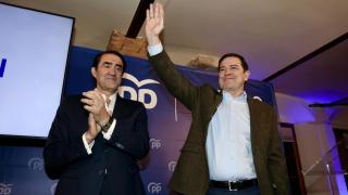 El presidente del PPCyL, Alfonso Fernández Mañueco clausura la Junta Directiva del Partido Popular de León, acompañado por el presidente de la gestora en la provincia, Juan Carlos Suárez Quiñones