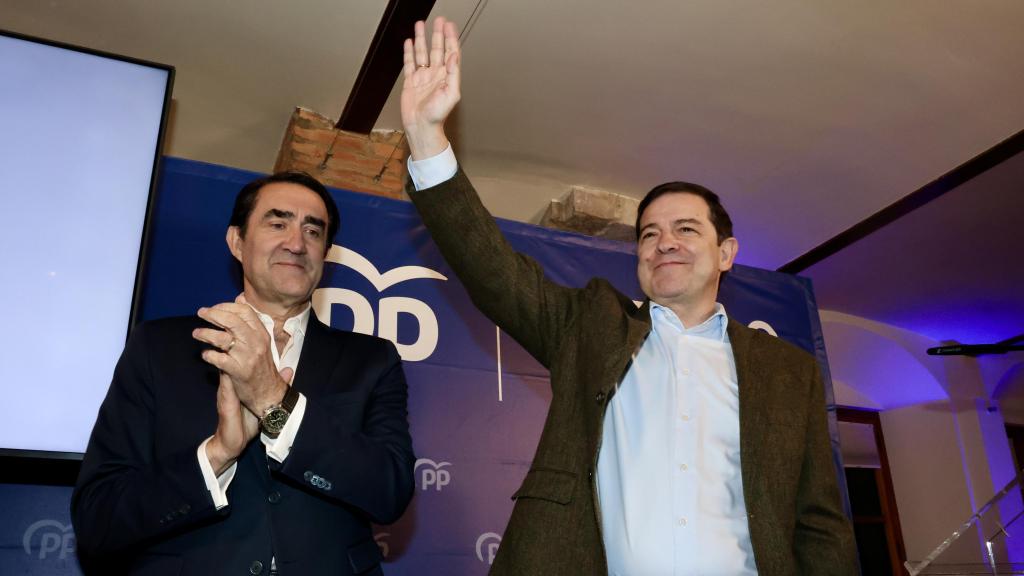 El presidente del PPCyL, Alfonso Fernández Mañueco clausura la Junta Directiva del Partido Popular de León, acompañado por el presidente de la gestora en la provincia, Juan Carlos Suárez Quiñones