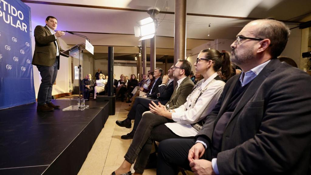 El presidente del PPCyL, Alfonso Fernández Mañueco clausura la Junta Directiva del Partido Popular de León, acompañado por el presidente de la gestora en la provincia, Juan Carlos Suárez Quiñones