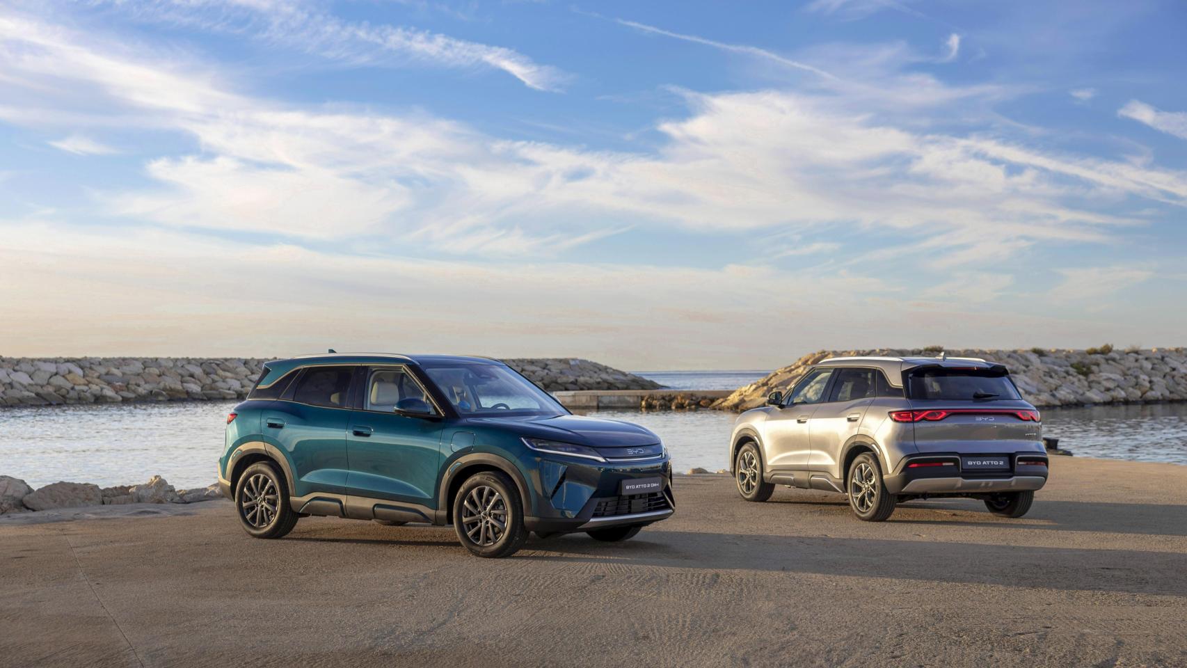 Versión híbrida enchufable del BYD Atto 2 (izquierda) y acabado Comfort (derecha)