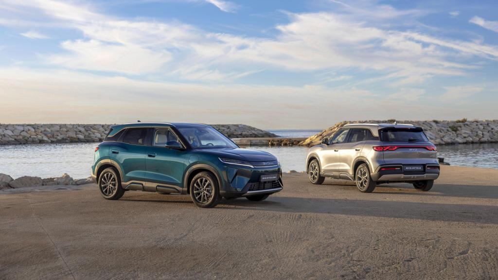 Versión híbrida enchufable del BYD Atto 2 (izquierda) y acabado Comfort (derecha)