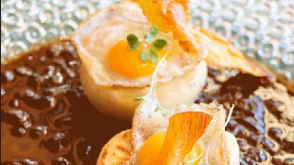 Bao de wagyu con huevo de codorniz.