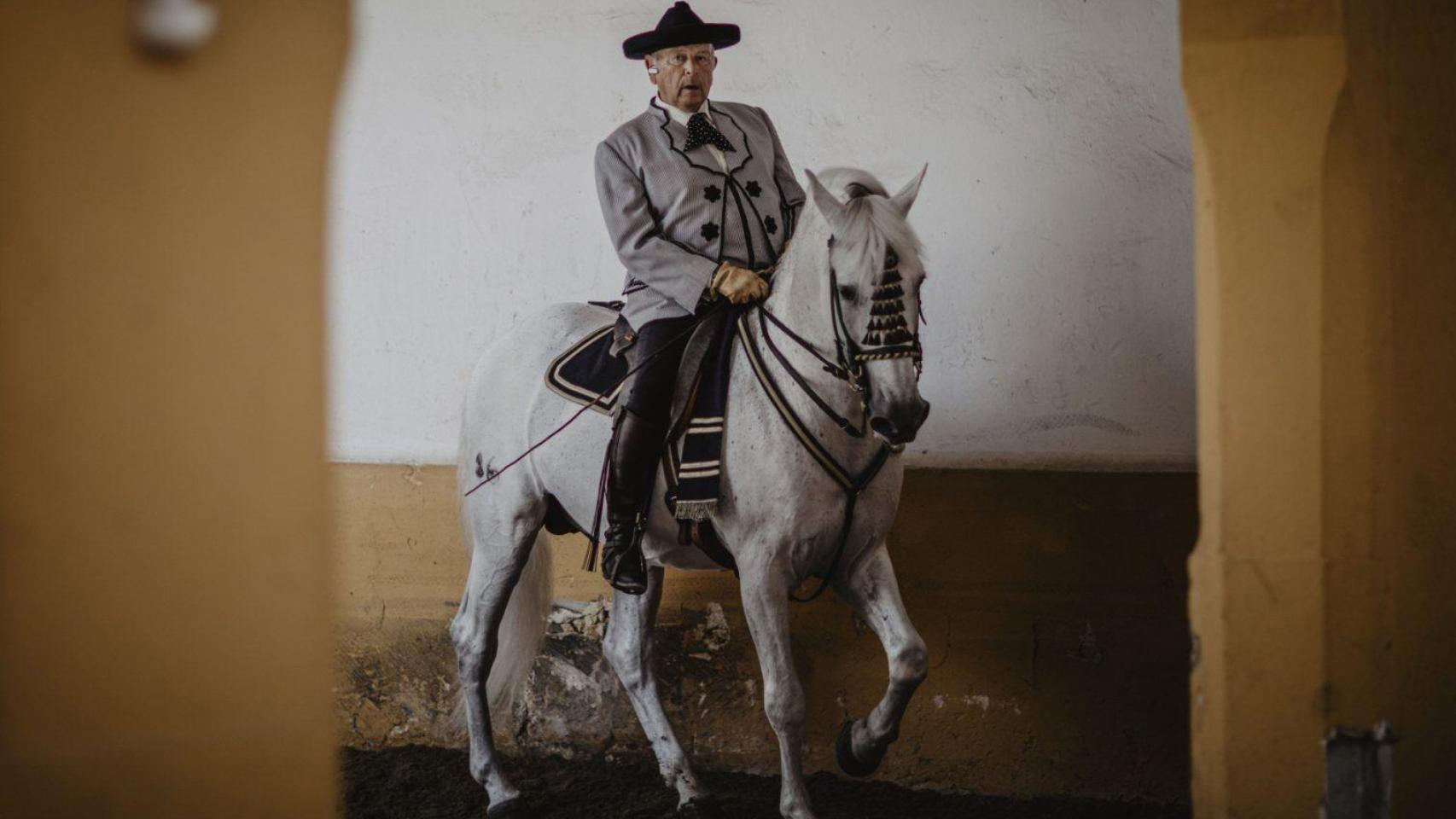 Álvaro Domecq Romero montado a caballo en una imagen de archivo en Jerez.