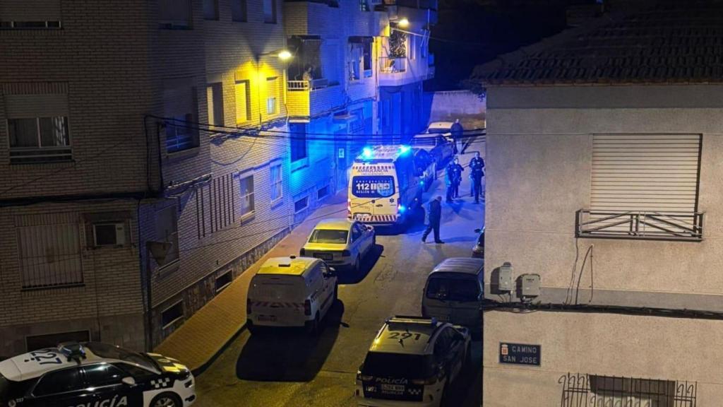 El despliegue policial, este lunes por la noche, en el edificio donde 'El Periquito' se encontró el cadáver de su pareja, Milagros.