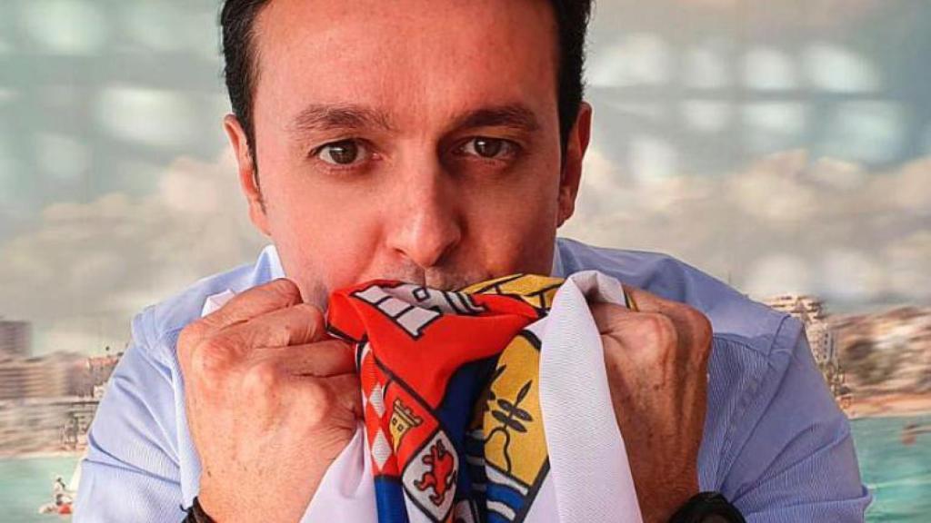 Javier Aureliano García besa una bandera de Almería.