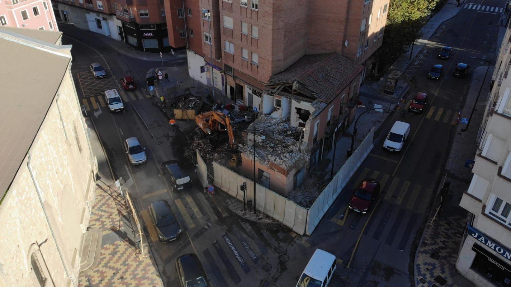 Imagen del inicio de los trabajos de derribo de un edificio en Zamora
