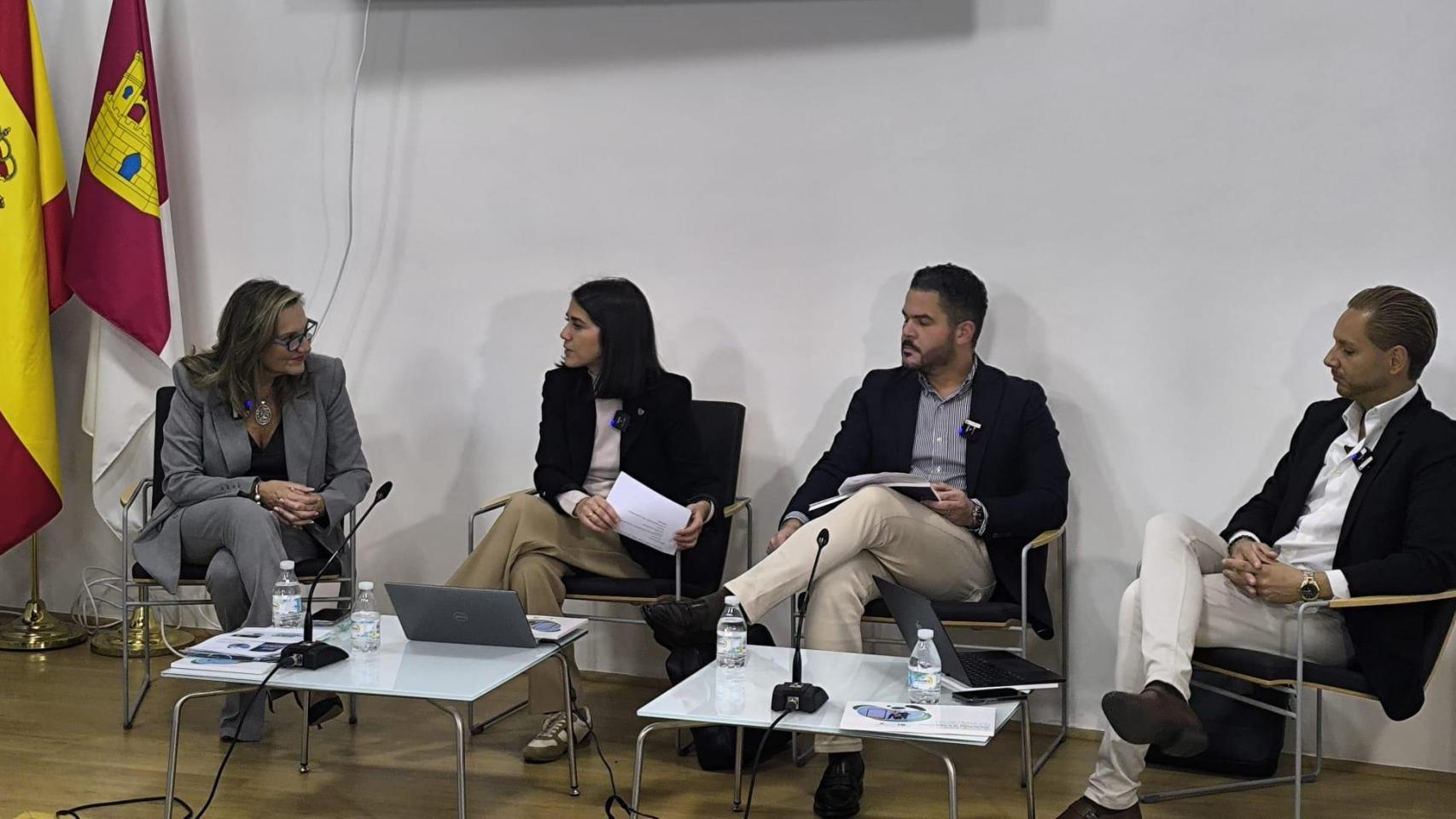 Ángeles Martín Octavio, directora general de Atención Primaria, y Eva García Camacho, del Colegio de Médicos, junto a dos facultativos más.