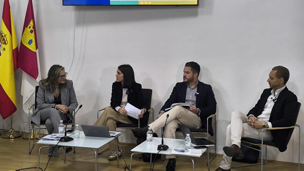 Ángeles Martín Octavio, directora general de Atención Primaria, y Eva García Camacho, del Colegio de Médicos, junto a dos facultativos más.