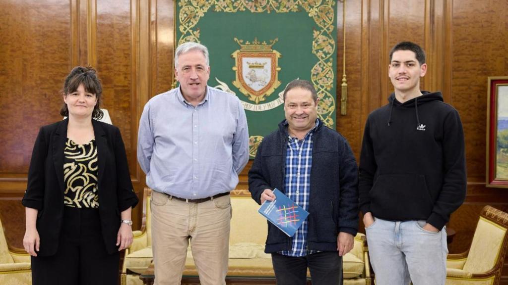 Aritz Santamaría (derecha), hijo del director del 'Diario de Noticias' y director de comunicación de Euskaltzaleen Topagunea, participa en la reunión con el alcalde de Pamplona, Joseba Asiron (segundo por la izquierda), y otros representantes de esa asociación en mayo de 2024.