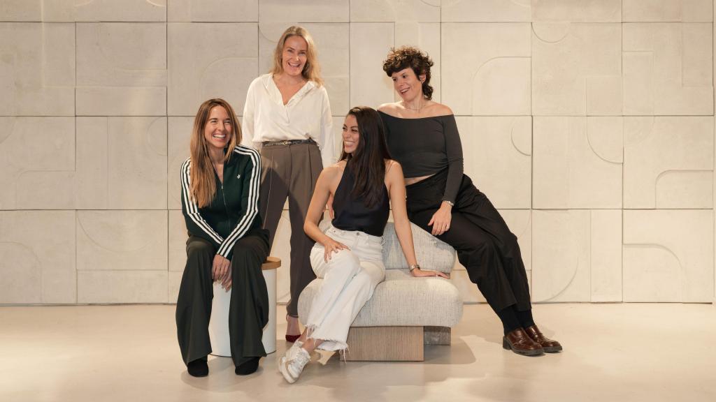 De izquierda a derecha, Beatriz de Vicente, de Juno House; Melissa McDermott, de Reclaim; Stephany Oliveros, de SheAI; y Laura Fernández, de AllWomen.