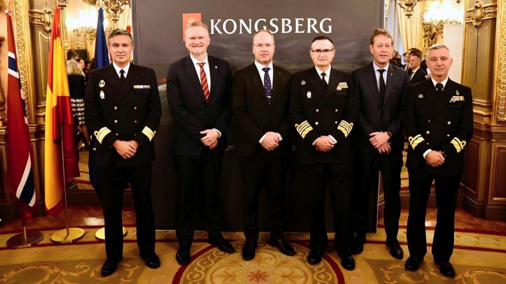 De izquierda a derecha: Contralmirante Francisco Anton Brage; Lars Andersen, embajador de Noruega en España,  Øyvind Kolset, executive vicepresident Missiles & Space de Kongsberg Defence & Aerospace AS; el DIGAM, almirante Aniceto Rosique;  José Luis Laso, general manager KDA Spain y el contralmirante Antonio Posada Guerra.