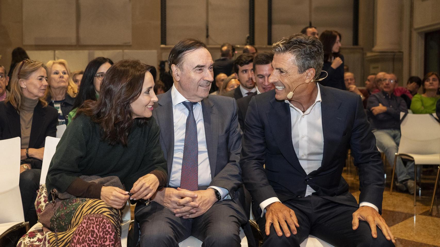 De izquierda a derecha; Cruz Sánchez de Lara, vicepresidenta de EL ESPAÑOL; Pedro J. Ramírez, presidente ejecutivo y director de EL ESPAÑOL; y Federico Linares, presidente de EY España; en el ciclo de conferencias 'La libertad en el siglo XXI'.
