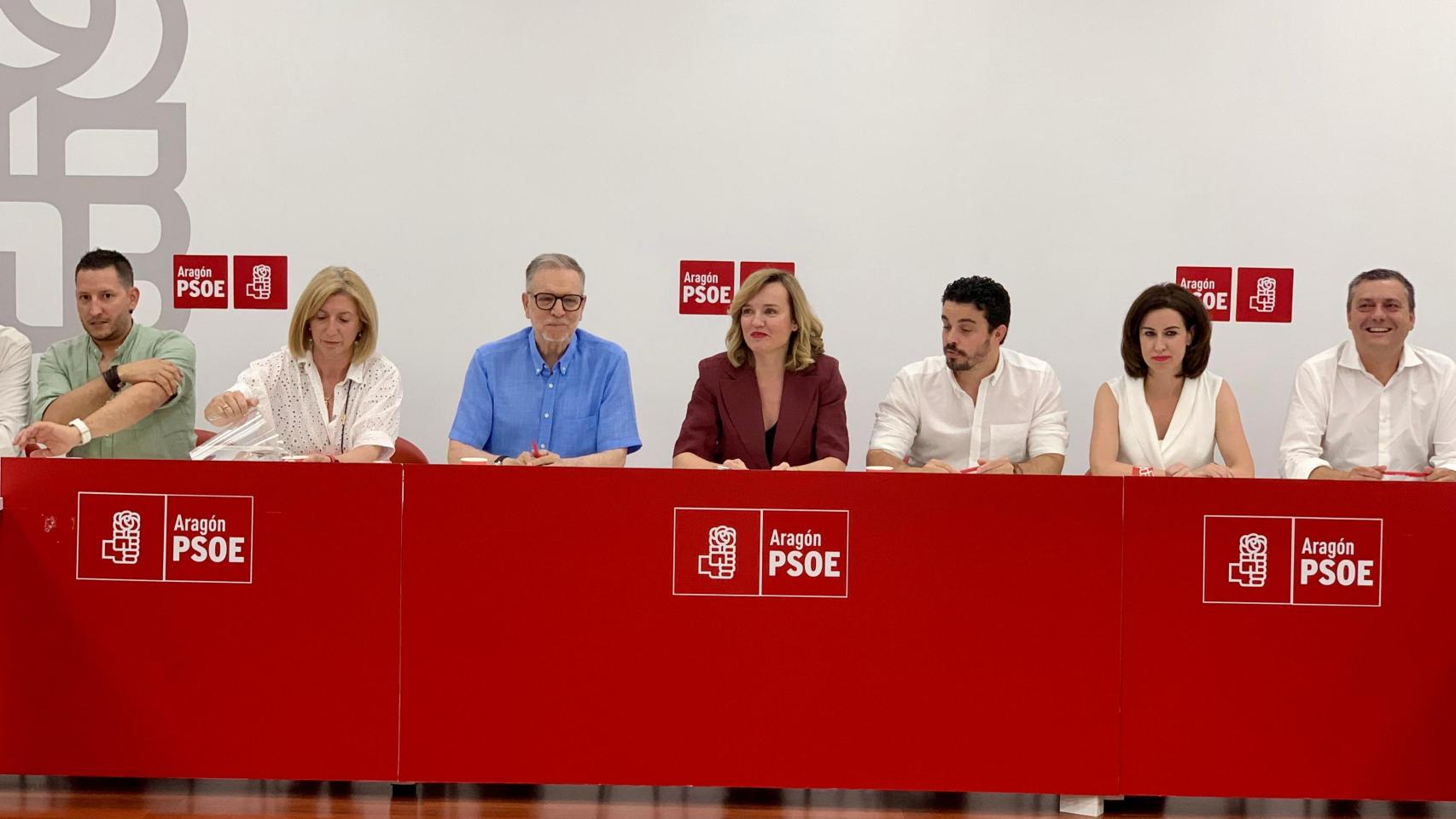Pilar Alegría junto a miembros del PSOE Aragón