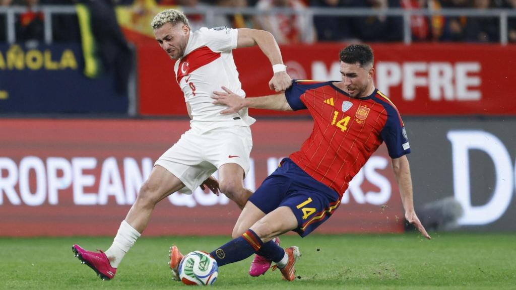 Laporte pugna por llevarse el balón con Yilmaz.