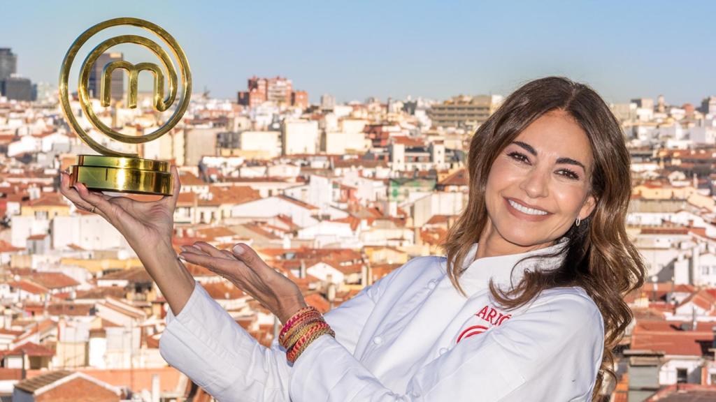 Mariló Montero posa con el trofeo de ganadora de 'MasterChef Celebrity 10' en la terraza del Hotel Room Mate Macarena.